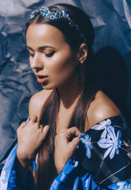 Makyaj güzel genç esmer kadın portresi