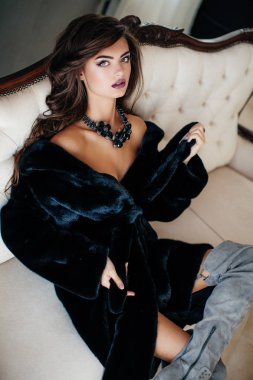 makyaj moda giysileri olan güzel esmer kadın portresi