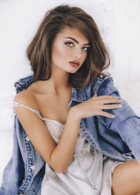 makyaj moda giysileri olan güzel esmer kadın portresi