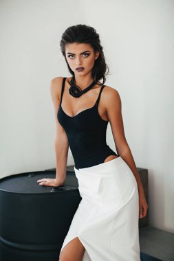 makyaj moda giysileri olan güzel esmer kadın portresi