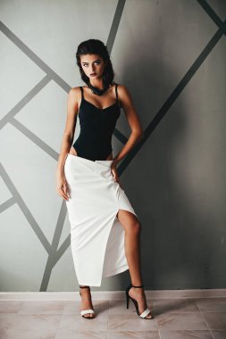 makyaj moda giysileri olan güzel esmer kadın portresi