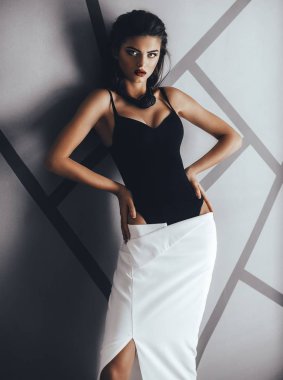 makyaj moda giysileri olan güzel esmer kadın portresi