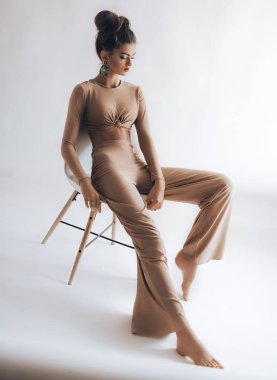 makyaj moda giysileri olan güzel esmer kadın portresi