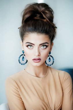 makyaj moda giysileri olan güzel esmer kadın portresi