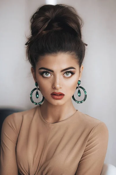 Makyaj Moda Giysileri Olan Güzel Esmer Kadın Portresi — Stok fotoğraf