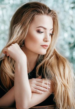 Stüdyoda poz veren güzel bir genç kadının portresi.