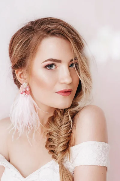 Retrato Una Hermosa Joven Rubia Con Maquillaje —  Fotos de Stock