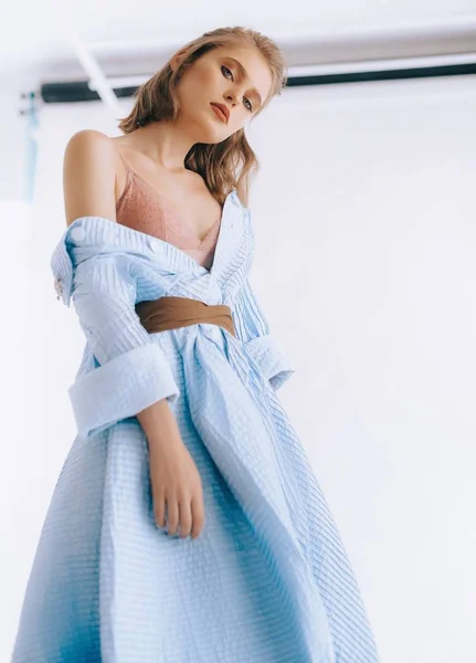 Retrato Una Hermosa Mujer Joven Con Maquillaje Ropa Azul Moda —  Fotos de Stock