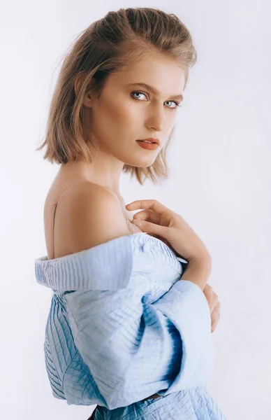 Porträt Einer Schönen Jungen Frau Mit Make Modischer Blauer Kleidung — Stockfoto