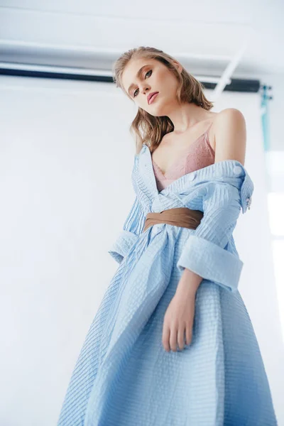 Portret Van Mooie Jonge Vrouw Met Make Mode Blauwe Kleren — Stockfoto