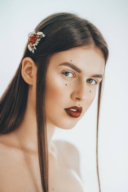 Makyaj güzel genç esmer kadın portresi