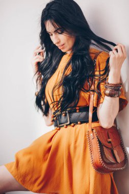 Makyaj turuncu olan güzel esmer kadın portresi elbise