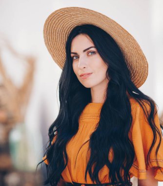 Makyaj turuncu olan güzel esmer kadın portresi elbise