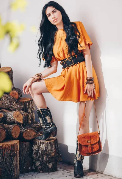 Ritratto Bella Giovane Donna Bruna Con Trucco Abito Arancione — Foto Stock