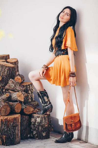Портрет Красивой Молодой Брюнетки Макияжем Оранжевом Платье — стоковое фото