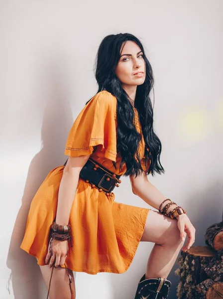 Ritratto Bella Giovane Donna Bruna Con Trucco Abito Arancione — Foto Stock