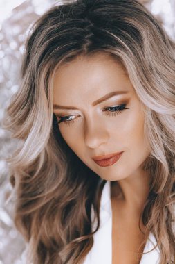 Stüdyoda poz veren güzel bir genç kadının portresi.