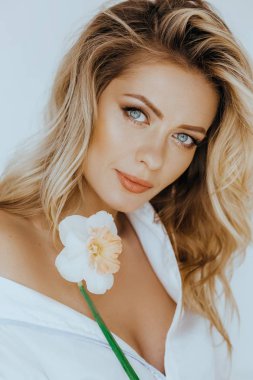 Makyajlı güzel bir genç kadının portresi.