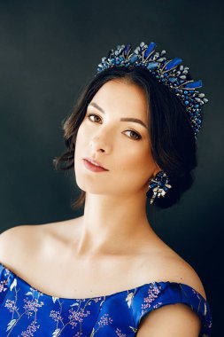 Taç ve küpe Studio poz güzel genç kadın