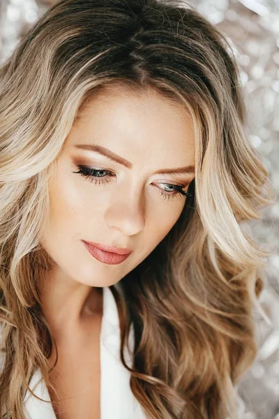 Portret Pięknej Młodej Kobiety Blondynka Makijażem — Zdjęcie stockowe