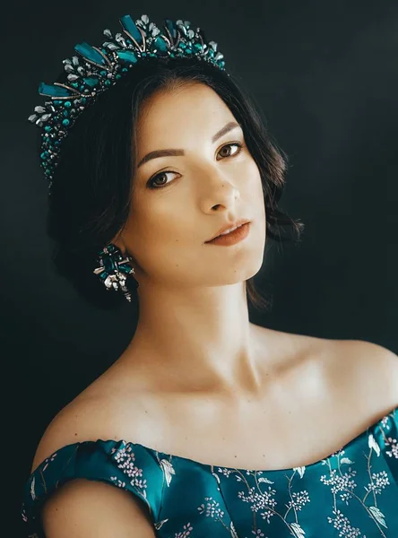 Beautiful Young Woman Posing Crown Earrings Studio — Stock Photo, Image