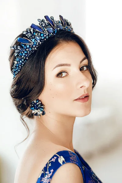 Beautiful Young Woman Posing Crown Earrings Studio — Stock Photo, Image
