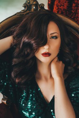 Stüdyoda poz veren güzel bir genç kadının portresi.