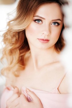 Makyajlı güzel bir genç kadının portresi.