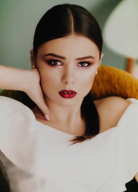 Makyaj güzel genç esmer kadın portresi