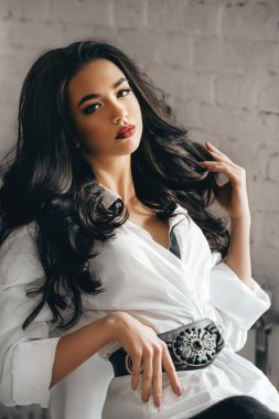 Makyaj güzel genç esmer kadın portresi