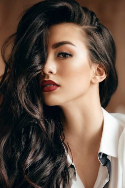 Makyaj güzel genç esmer kadın portresi
