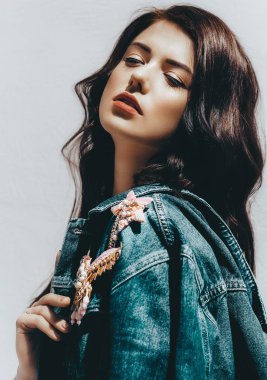 Makyaj güzel genç esmer kadın portresi