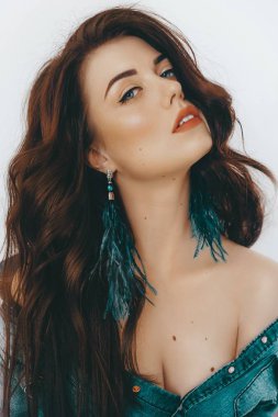 Makyaj güzel genç esmer kadın portresi