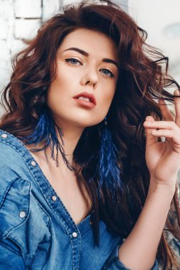 Makyaj güzel genç esmer kadın portresi