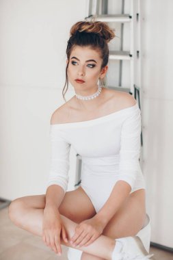 Makyaj güzel genç esmer kadın portresi