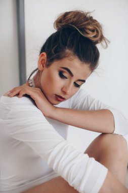 Makyaj güzel genç esmer kadın portresi