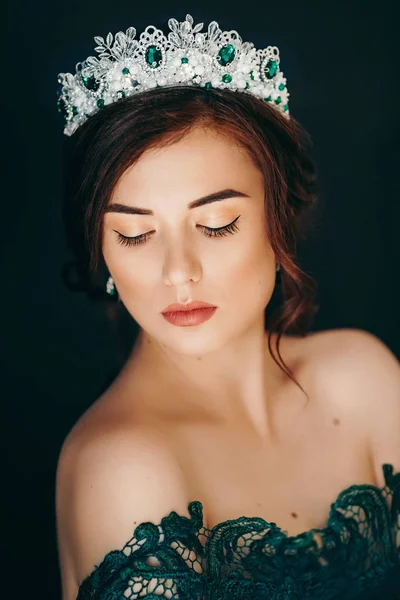 Makyaj güzel genç esmer kadın portresi