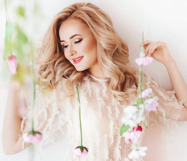 Makyaj ile sarışın güzel genç kadın portresi