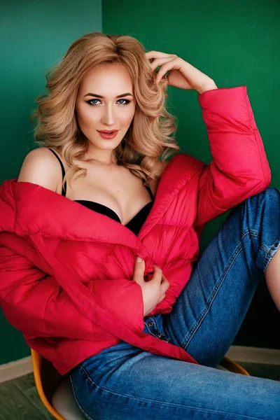 Портрет Красивой Молодой Блондинки Макияжем Модной Одежде — стоковое фото