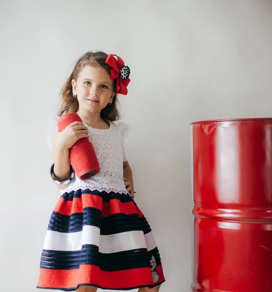 Söt Liten Flicka Poserar Modekläder Med Musik Kolumn Lycklig Barndom — Stockfoto