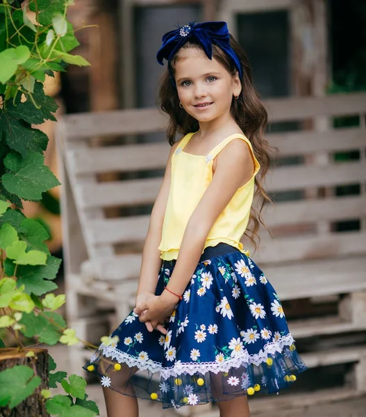 Милая Маленькая Девочка Позирует Красивой Одежде Счастливое Детство Концепции — стоковое фото