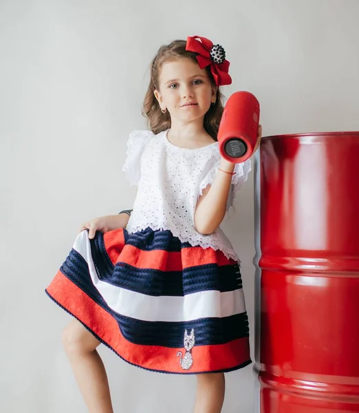 Carino Bambina Posa Abiti Moda Con Colonna Musicale Concetto Infanzia — Foto Stock