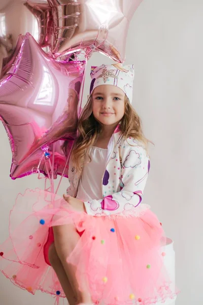 Χαριτωμένο Μικρό Κορίτσι Όμορφα Ρούχα Μπαλόνια Έννοια Ευτυχισμένη Παιδική Ηλικία — Φωτογραφία Αρχείου