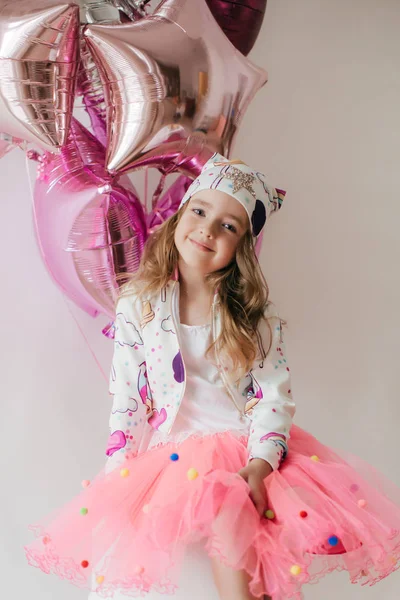 Ładna Dziewczynka Piękne Ubrania Balonów Szczęśliwe Dzieciństwo Koncepcja — Zdjęcie stockowe