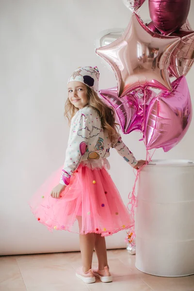 可爱的小女孩在美丽的衣服与气球 快乐的童年概念 — 图库照片