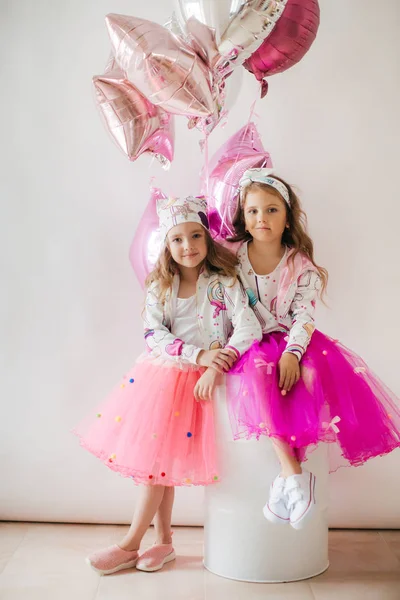 Söta Små Flickor Poserar Modekläder Lycklig Barndom Koncept — Stockfoto
