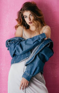 makyaj moda giysileri ile güzel bir genç kadın portresi