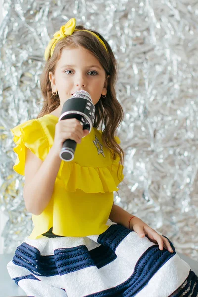 Carina Bambina Con Microfono — Foto Stock