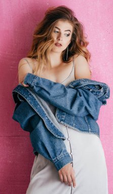 makyaj moda giysileri ile güzel bir genç kadın portresi