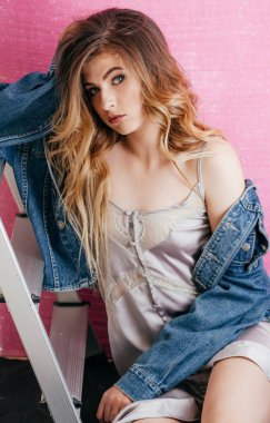 makyaj moda giysileri ile güzel bir genç kadın portresi